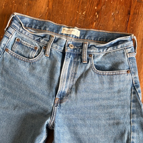 Abercrombie & Fitch Mid Rise Barrel Jeans - Picture 3 of 5